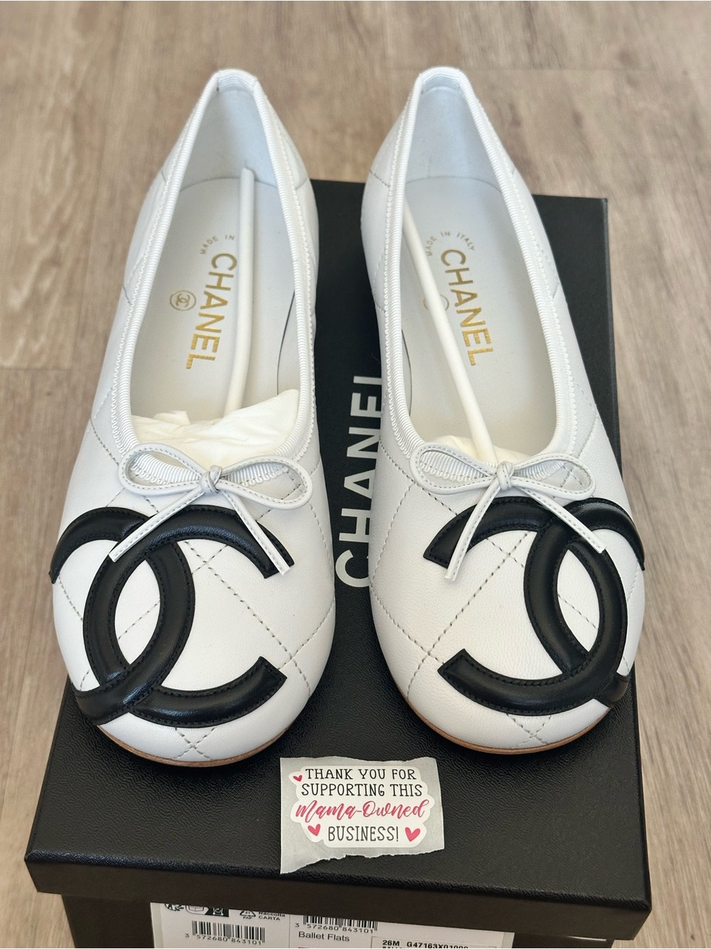 CHANEL CAMBON COCO BEACH 2026M FLATS WHITE LEATHER BLACK/WHITE CC LOGO 37